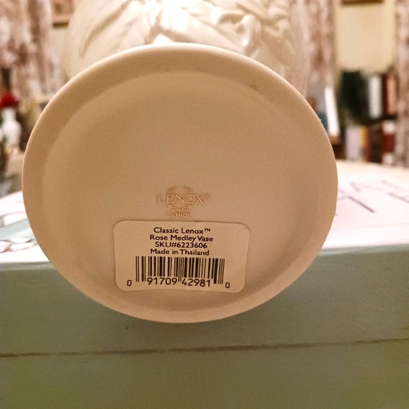 RARE FIND: Classic Lenox Rose Medley Porcelain Vase Trimmed in 24K Gold - Picture 5 of 5